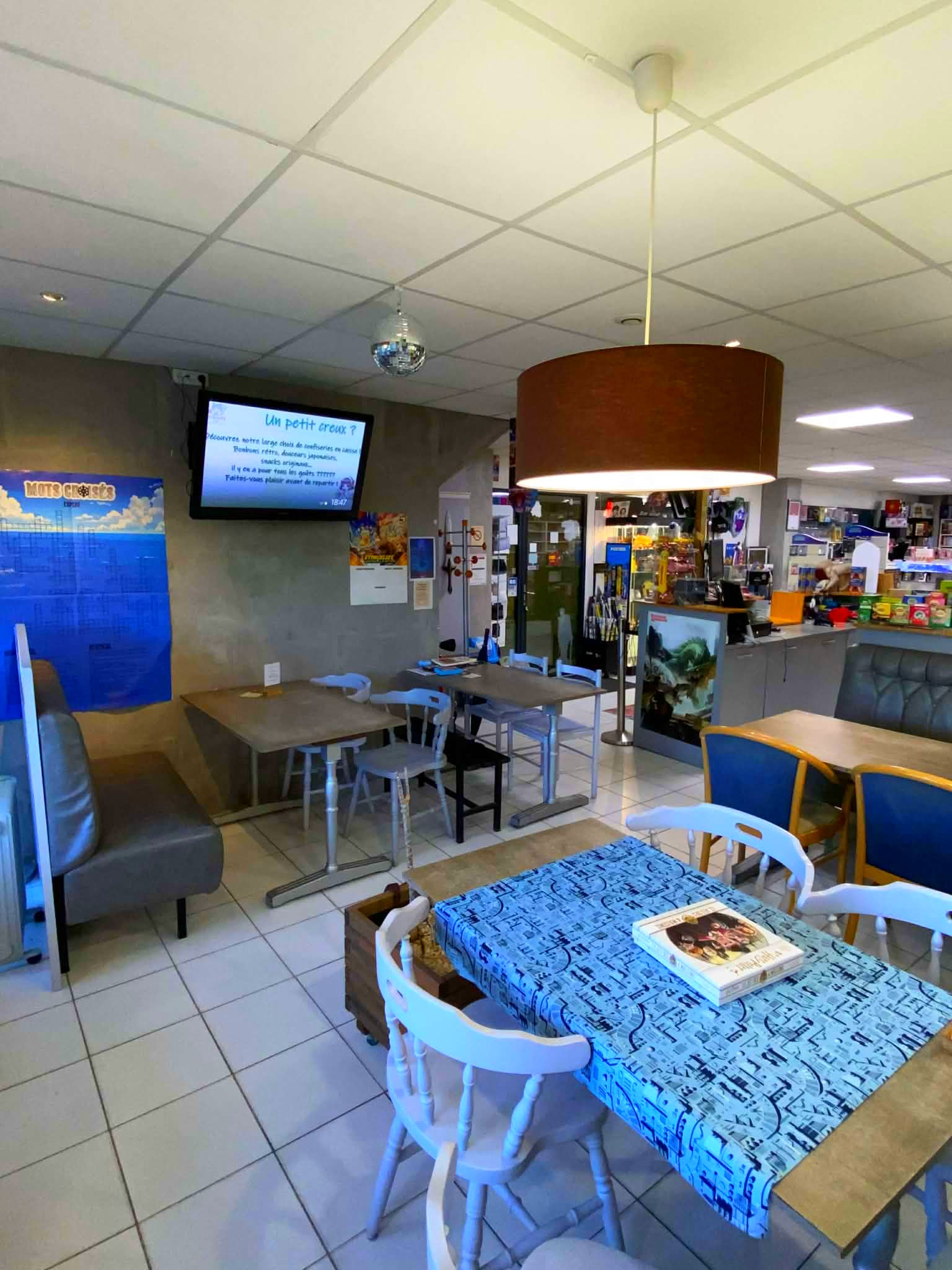 Jeux de société et espace café du Gribouille Café à Bayonne
