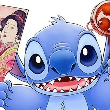 Kodomo - Stitch et le Samouraï
Et si Stitch avait débarqué dans le Japon féodal ? Alerte rouge ! La monstrueuse expérience 626 s’est échappée à travers une brèche temporelle !! Si tout l’espace est en danger, c’est surtout le Japon qui devrait d’abord s’en inquiéter : écrasée au beau milieu de l’archipel nippone à l’époque féodale, Stitch, la créature bleue, tombe sur la route d’un puissant seigneur de guerre prêt à tout (ou presque) pour conquérir le pays. Cette rencontre inédite entre génies destructeurs mènera-t-elle alors le monde à sa fin, ou bien... Préfèreront-ils aux conflits sanguinaires la danse, les histoires drôles de samouraïs et les chevauchées à cheval de bois ?! Hmm... Rien n’est moins sûr... ! 
VF:3 (Terminé) VO: 3 (Terminé)
